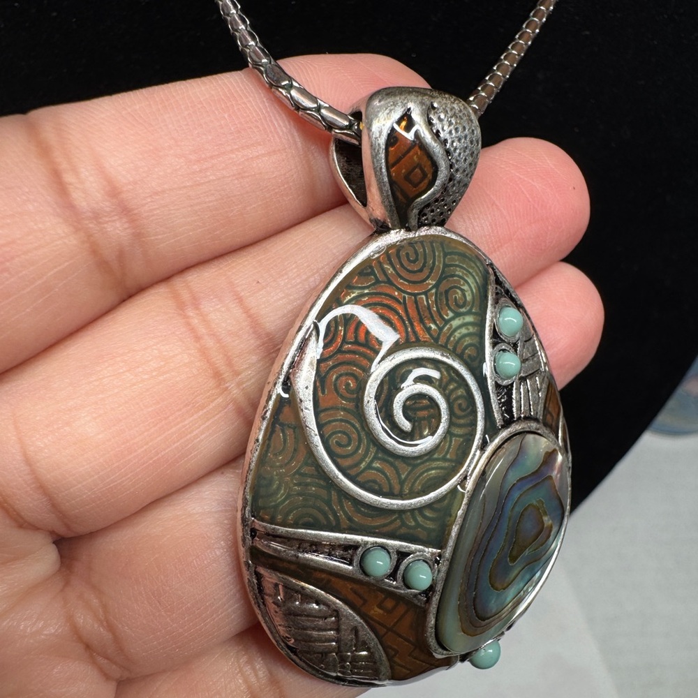 Stunning Abalone pedant necklace - Picture 4 of 16